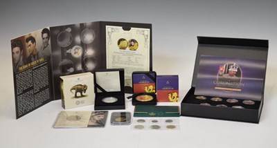 Lot 328 - Group of commemorative coins to include Royal Mint 1oz silver £2 coin Natural History Museum, etc