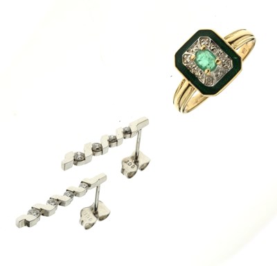 Lot 132 - 14ct gold emerald and guilloche ring