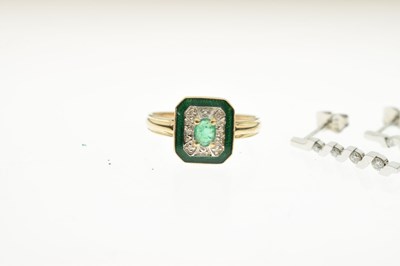 Lot 132 - 14ct gold emerald and guilloche ring