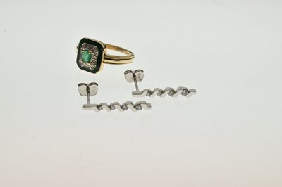 Lot 132 - 14ct gold emerald and guilloche ring