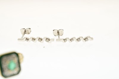 Lot 132 - 14ct gold emerald and guilloche ring