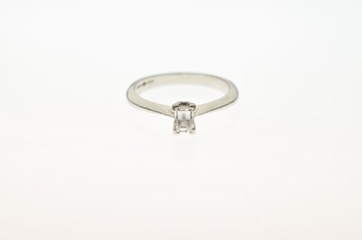 Lot 6 - Platinum solitaire diamond ring