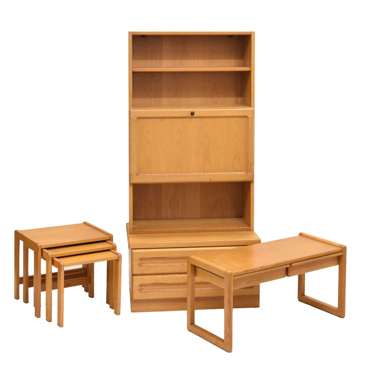 Lot 662 - Suite of Hulsta light oak modular furniture