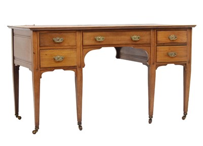 Lot 638 - Edwardian mahogany desk with leather top