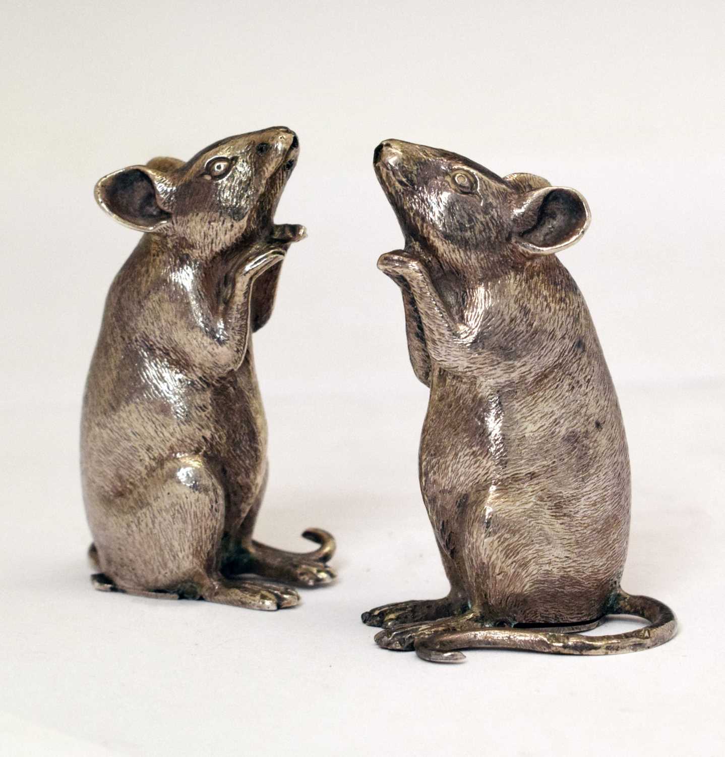 Lot Elizabeth II silver two-piece novelty condiment set in the form of begging mice