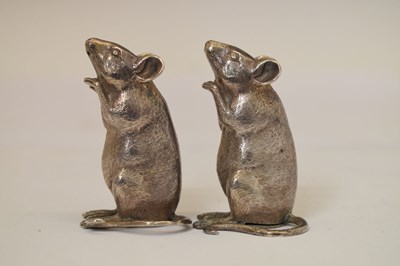 Lot Elizabeth II silver two-piece novelty condiment set in the form of begging mice