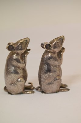 Lot Elizabeth II silver two-piece novelty condiment set in the form of begging mice