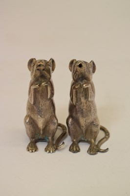 Lot Elizabeth II silver two-piece novelty condiment set in the form of begging mice