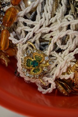 Lot 99 - Mixed lot of costume jewellery