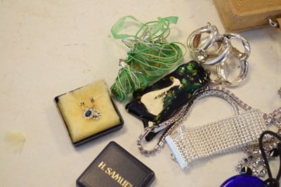 Lot 100 - Mixed lot of costume jewellery
