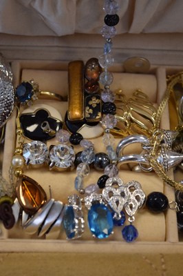 Lot 100 - Mixed lot of costume jewellery