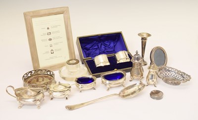 Lot 215 - Collection of silver to include a cased pair of Edward VII napkin rings, etc