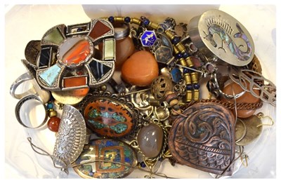 Lot 101 - Quantity of costume jewellery