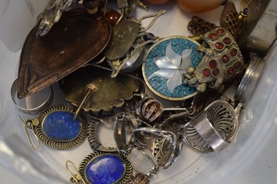 Lot 101 - Quantity of costume jewellery