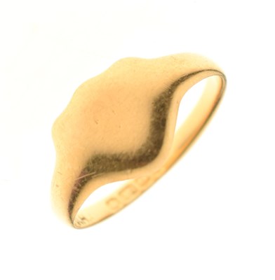 Lot 69 - Early 20th century 18ct gold signet ring