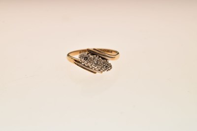 Lot 21 - Diamond three-stone crossover ring
