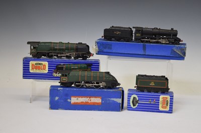 Lot 375 - Hornby Dublo - Three boxed 00 gauge railway trainset locomotives and signal