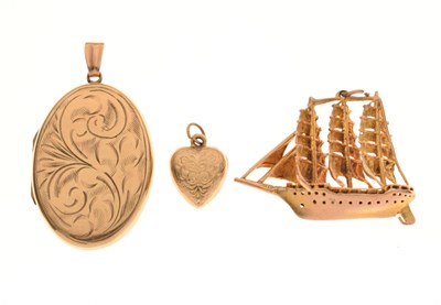 Lot 88 - 9ct gold three-masted ship pendant and 9ct gold locket and 9ct heart locket