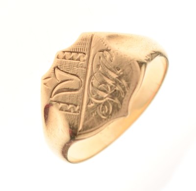 Lot 73 - 9ct gold shield shape signet ring