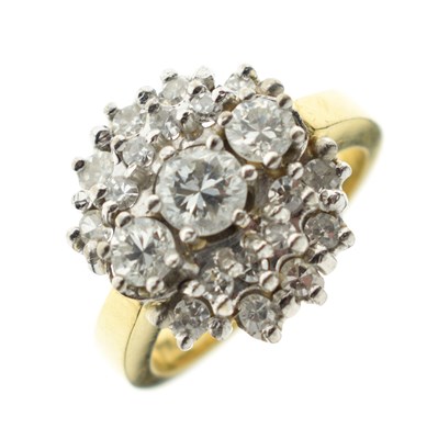 Lot 12 - Diamond cluster 18ct gold ring