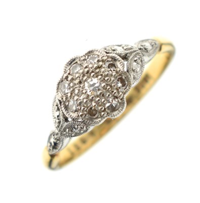 Lot 10 - Diamond flower head cluster ring