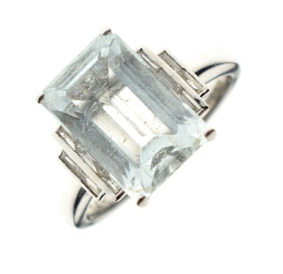 Lot 33 - Aquamarine and diamond 14ct white gold ring