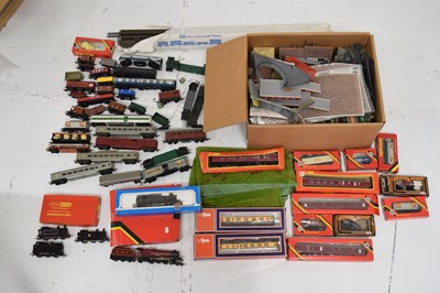 Lot 371 - Mixed quantity of 00 gauge railway trainset locomotives, wagons and carriages