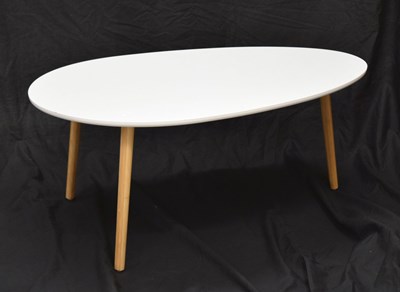 Lot 661 - White pebble top coffee table