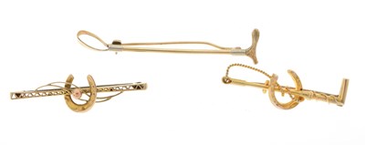 Lot 103 - 9ct gold riding crop brooch