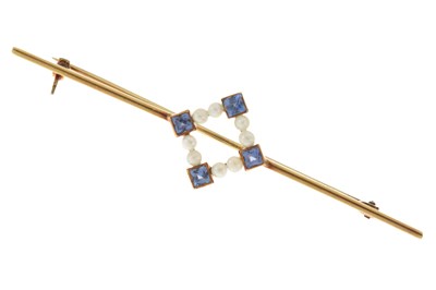 Lot 104 - Sapphire and pearl 15ct bar brooch