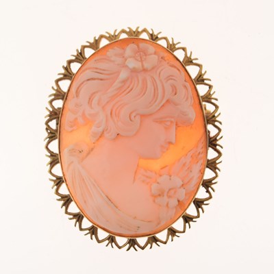 Lot 112 - Modern 9ct gold cameo brooch