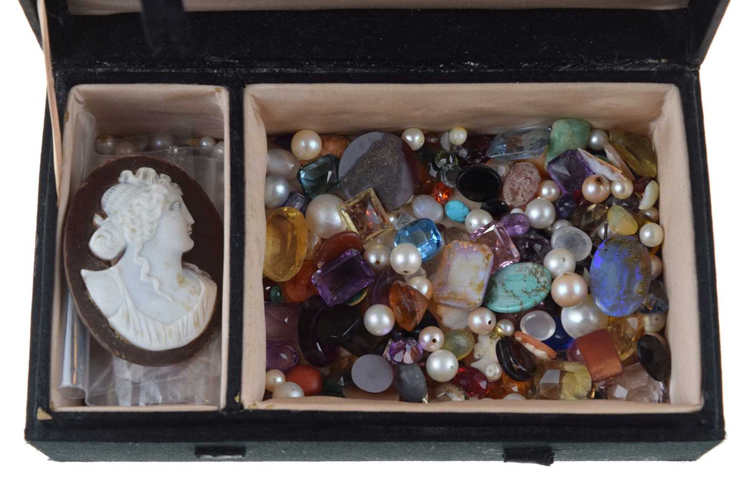 Lot 196 - Loose gemstones to include diamonds