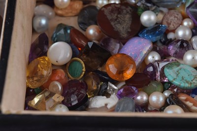 Lot 196 - Loose gemstones to include diamonds