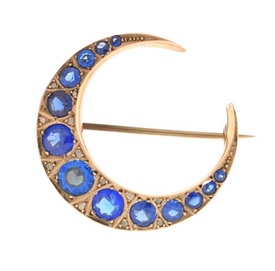 Lot 113 - Edwardian 9ct gold crescent shaped brooch