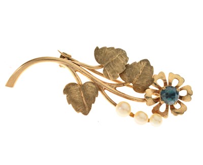 Lot 114 - Deakin & Francis 9ct gold, pearl and blue stone brooch