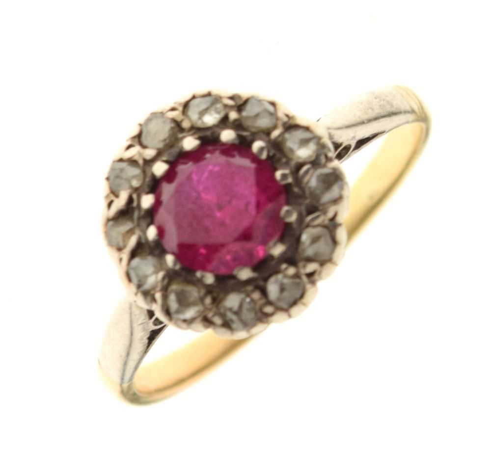 Lot 39 - Yellow metal cluster ring set ruby and diamonds