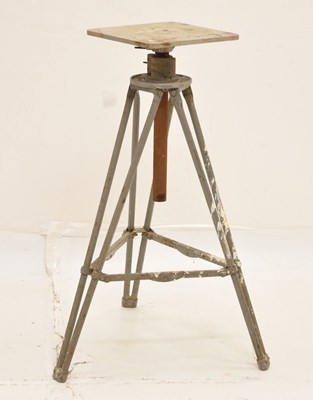 Lot 410 - Alec Tiranti Ltd. metal 'Scopus' adjustable modelling stand