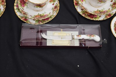 Lot 558 - Royal Albert 'Old Country Roses' six person service