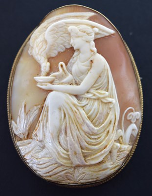 Lot 126 - Large 9ct gold shell cameo brooch