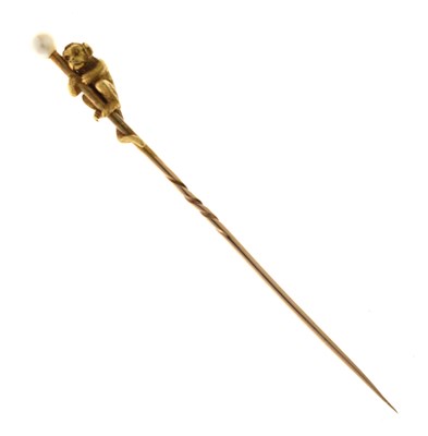 Lot 71 - Late Victorian/ Edwardian yellow metal stick pin modelled as a monkey