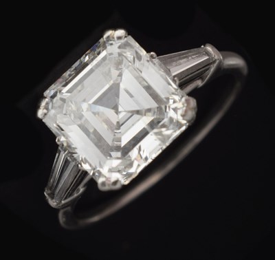 Lot 5 - Diamond unmarked platinum ring