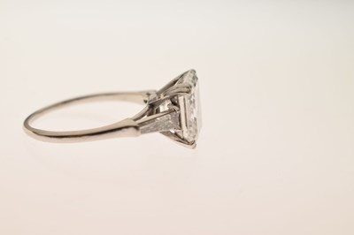 Lot 5 - Diamond unmarked platinum ring