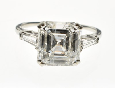 Lot 5 - Diamond unmarked platinum ring