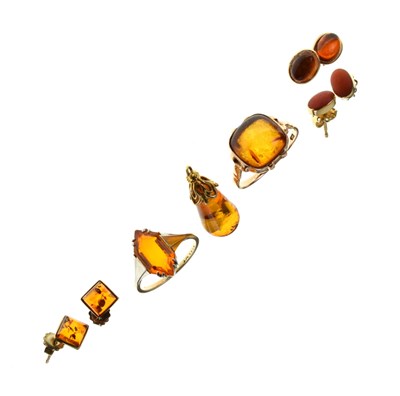 Lot 209 - Collection of amber jewellery