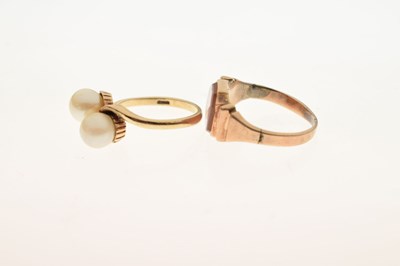 Lot 78 - Carnelian 9ct gold signet ring and a pearl 9ct gold ring (2)