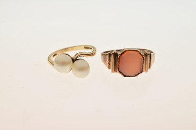 Lot 78 - Carnelian 9ct gold signet ring and a pearl 9ct gold ring (2)