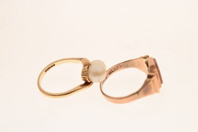 Lot 78 - Carnelian 9ct gold signet ring and a pearl 9ct gold ring (2)