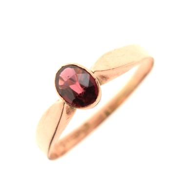 Lot 89 - Edwardian garnet 9ct rose gold ring