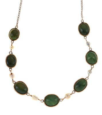 Lot 160 - Green hardstone and freshwater pearl yellow metal necklace