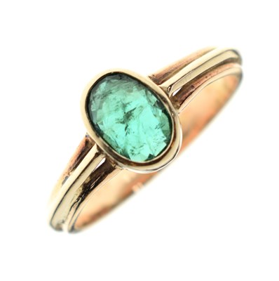 Lot 90 - 9ct gold ring set a faceted oval green gemstone